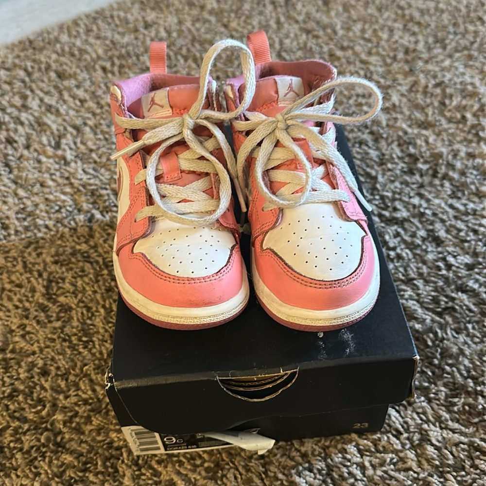 Girls Jordan 1 Mid like new